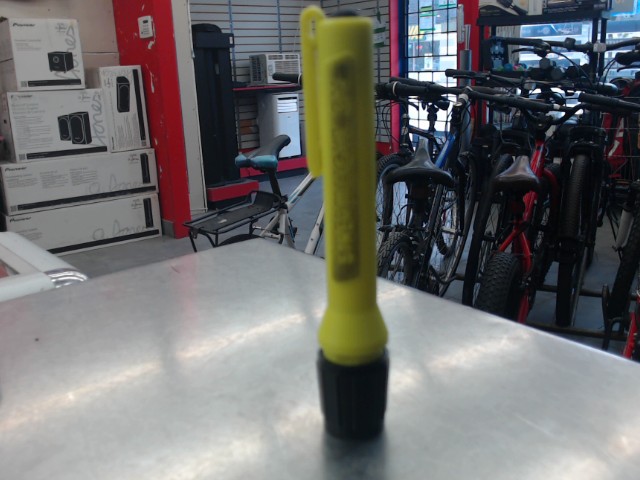 Lampe de poche jaune fluo
