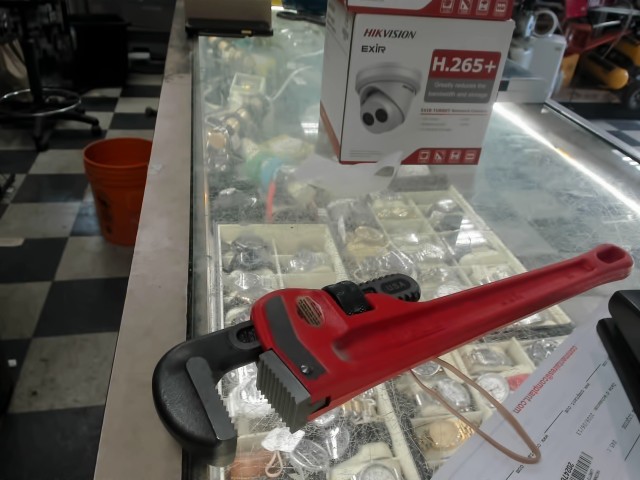 Pipe wrench