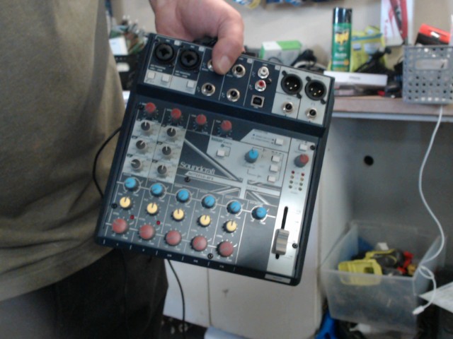 Mixeur 8 channel bon etat