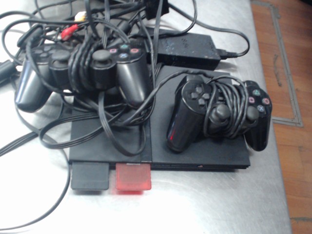 Console ps2 + 2 manettes + 2 cartes