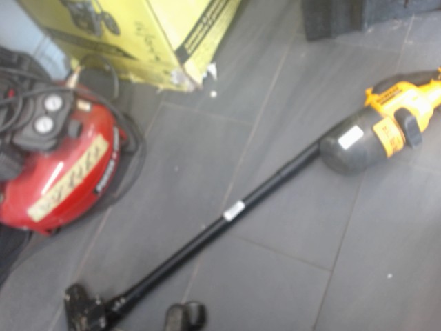 Aspirateur noir et jaune