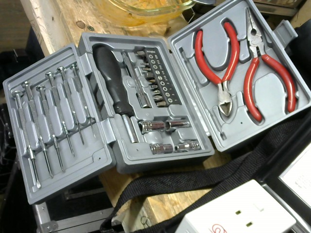 Kit portatif tournevis pince clef allen