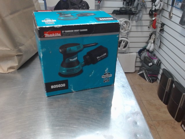 Sableuse makita filaire