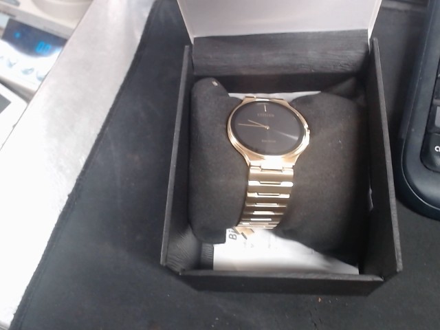 Gold quartz watch