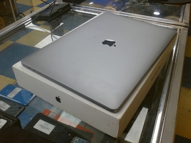 Macbook pro 2017 avec la boite