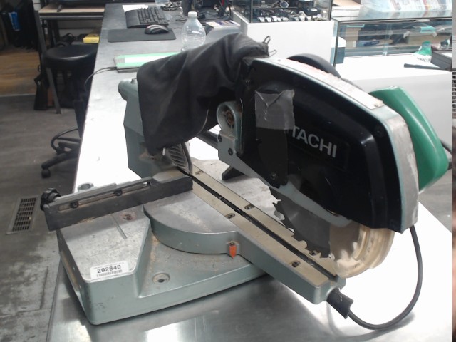 Scie a onglet hitachi prendre 1 seul foi