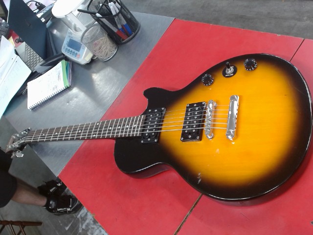 Guitare electrique sunburst pas d'acc