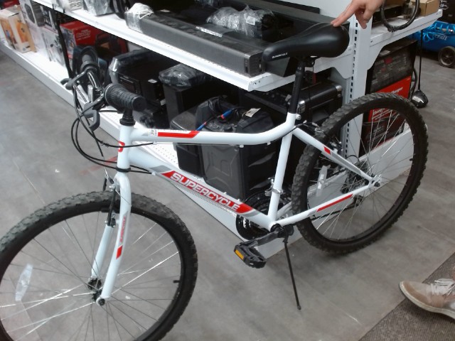 Supercycle blanc avec du rouge