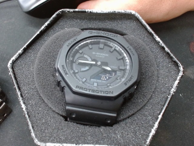 Montre g-shock noir dans boite