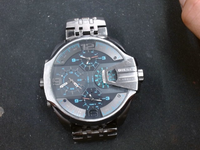 Montre diesel avec font bleu