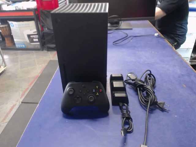 Console +accessoires et chargeur+pile