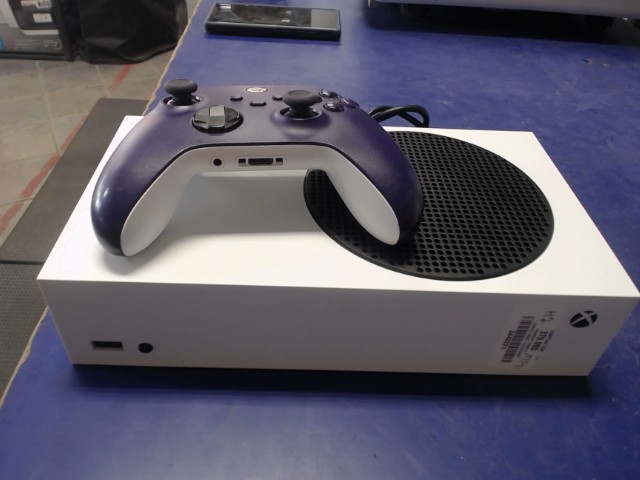 Console blanche + manette mauve