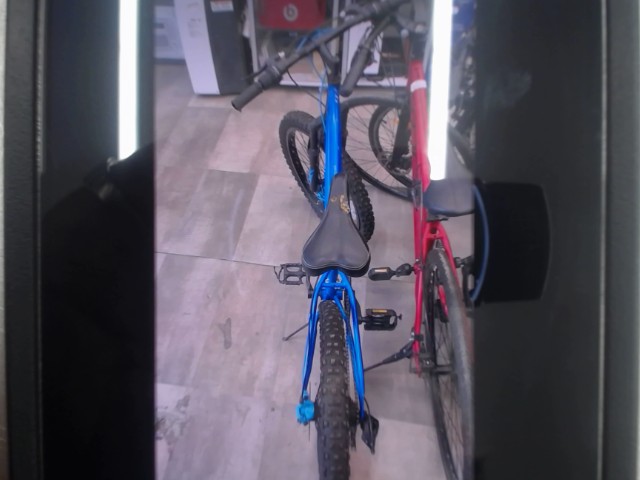 V�lo bleu taille moyenne fat wheels