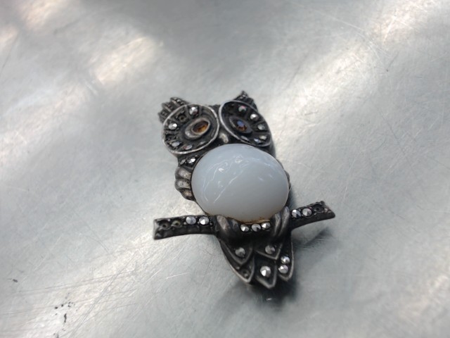 Broche hibou pierre blanche