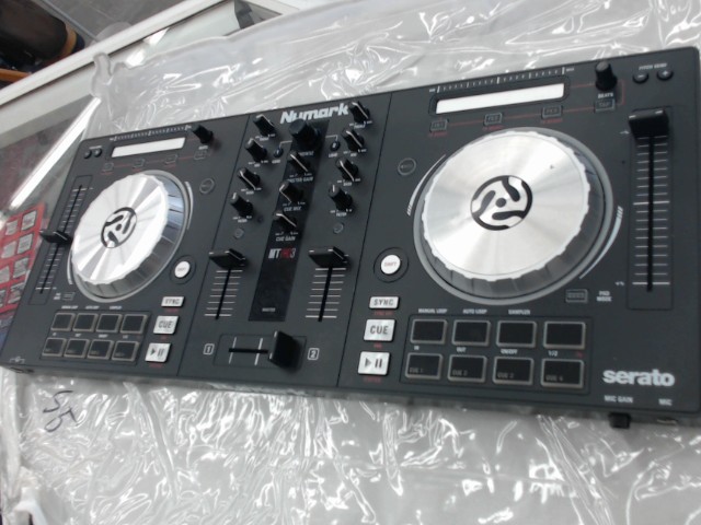 Controlleur de musique midi numark