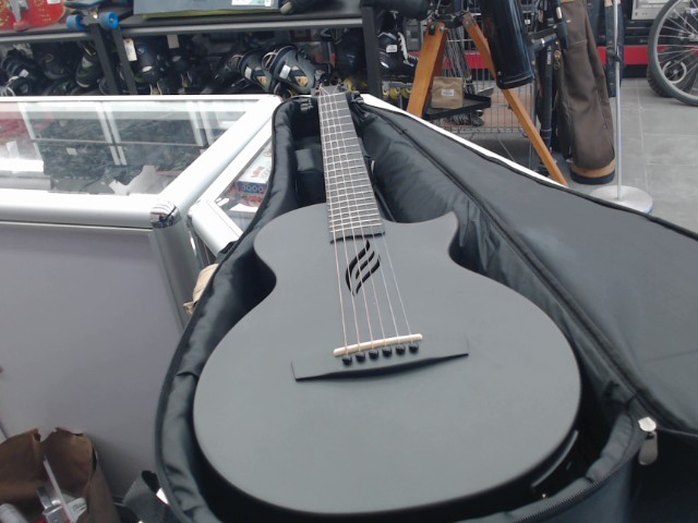 Guitare electro accoustique fibre carbon