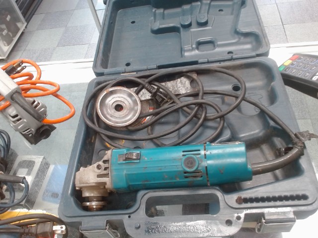 Grinder makita dans coffre