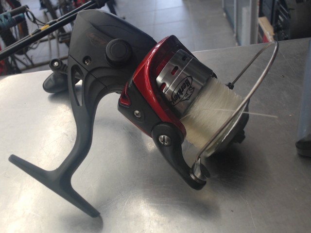 Moulinet a canne a peche noir et rouge