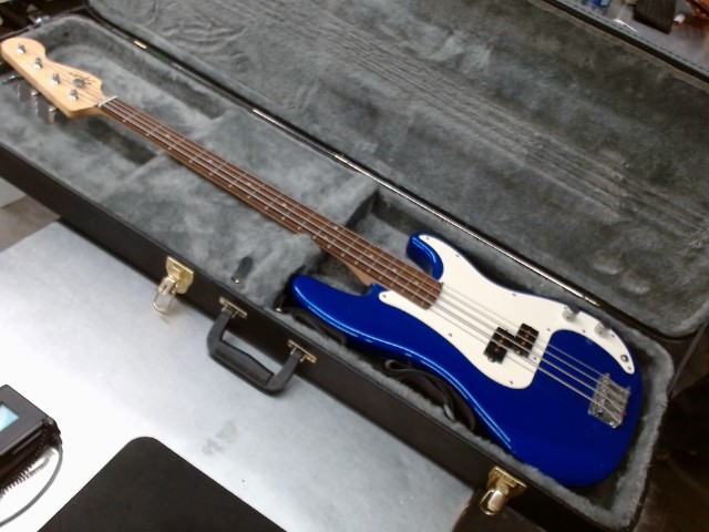Fender squier bleu dans case dure