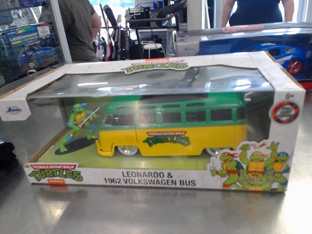 Leonardo & 1962 volkswagen bus