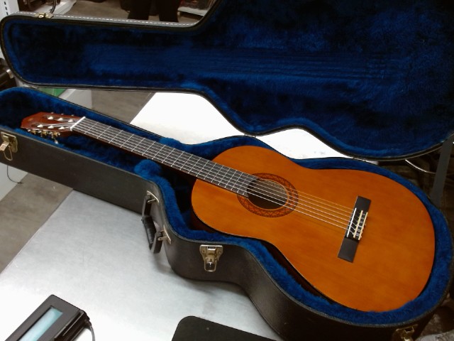 Guitare yamaha c40 dans etuit ibanez
