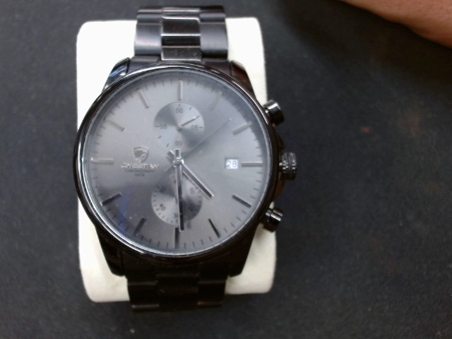 Montre noir sur noir