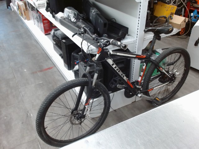 Velo trek noir/blanc /rouge