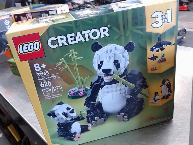Lego creator 3 in 1 panda family 626 pcs