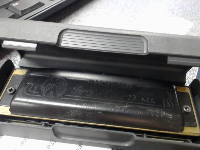 Harmonica noir en boite note f