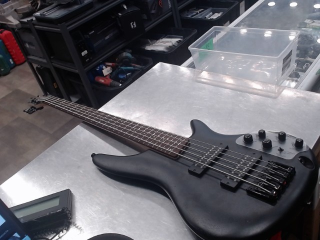 Bass 5 cordes+ softcase(dans backstore)