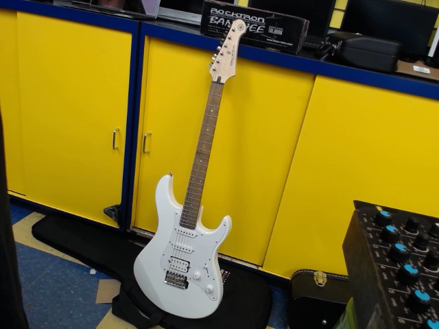 Guitare electrique blanc av case et aces