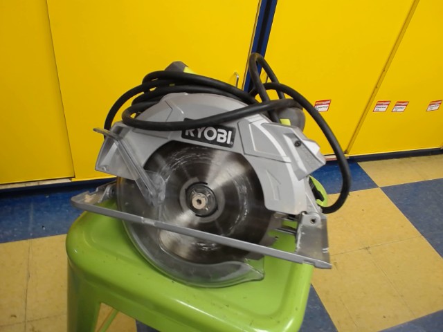 Circular saw a fils dans case