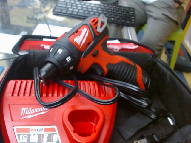 Drill avec batt et chargeur dans etuis