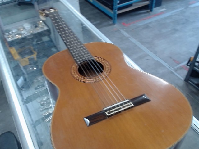 Guitare acoustique 6 corde(chips dessus)