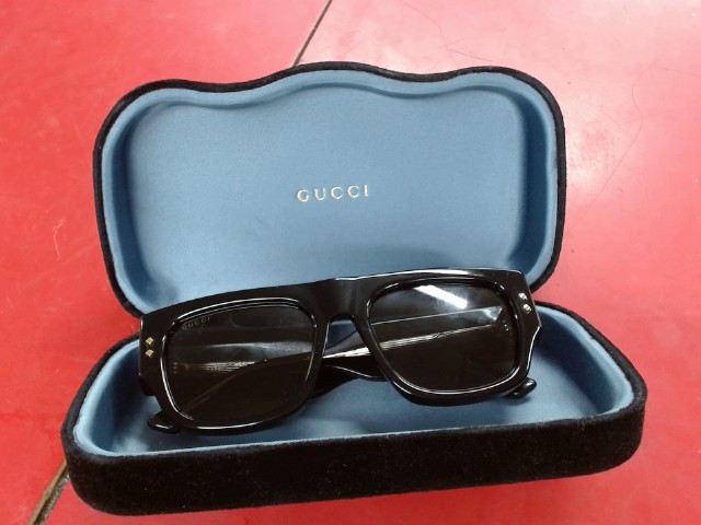 Lunette de soleil avec case