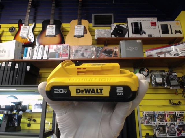 Batterie dewalt 20v 2ah 2024 comme neuve