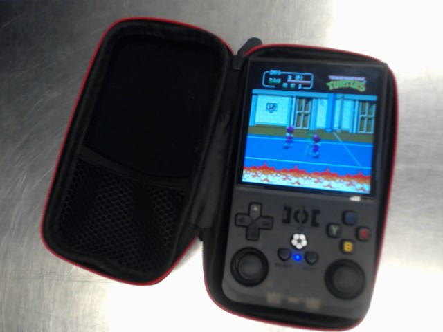 Console r36 max portable dans case