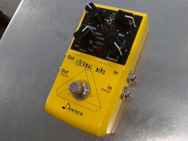 Pedal de guitare noir et jaune