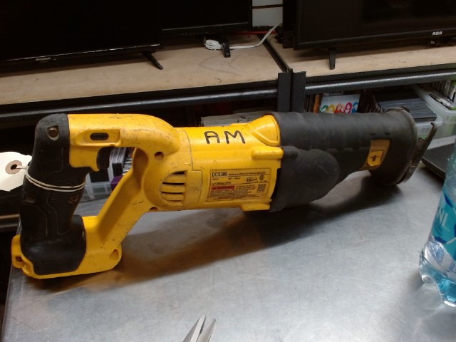 Sawhall dewalt a batterie