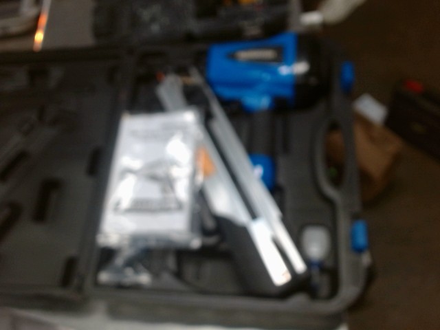 Mastercraft nail gun pour toiture