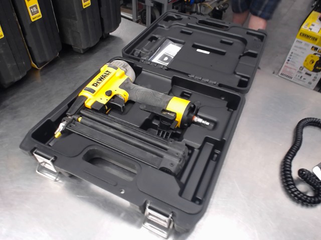 Brad nailer dewalt neuf