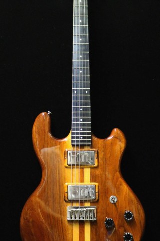 Guitar electric en bois et metal vint