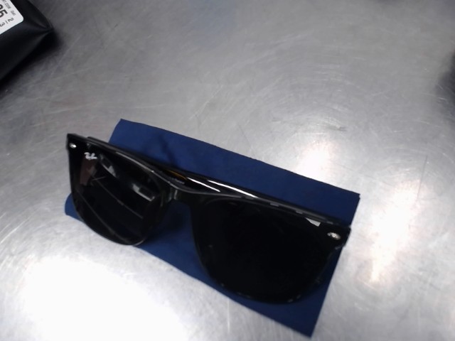 Lunette rayban dans case