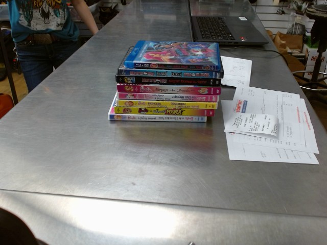 Lot de 7 dvd barbie + 1 blue ray
