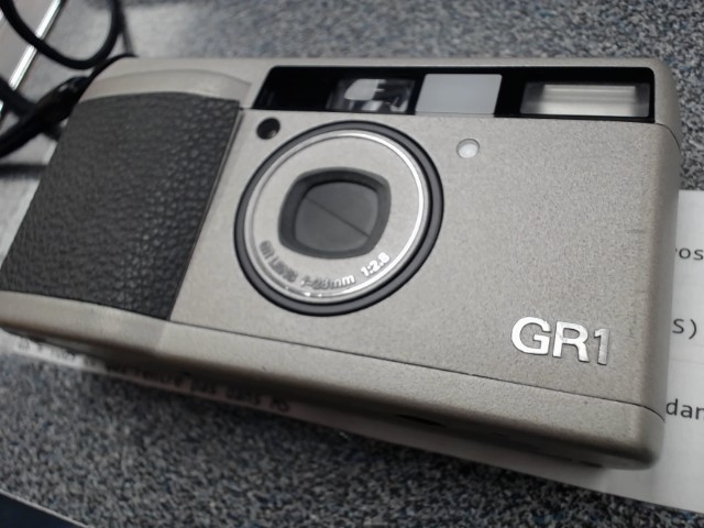 Film camera gris avec strap