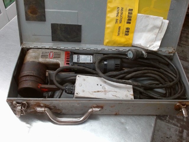Minimal clearance torque wrench
