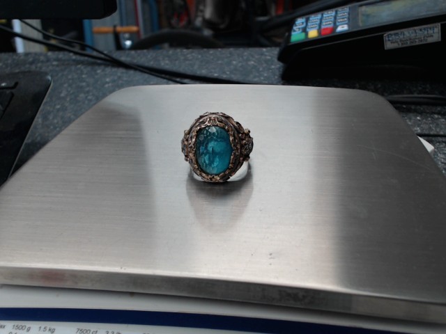 Bague en argent avec gorsse pierre bleu