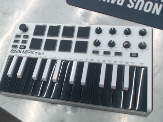 Akai professional mpk mini white