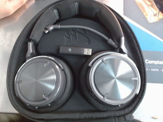 Casque corsair sans fil dans case