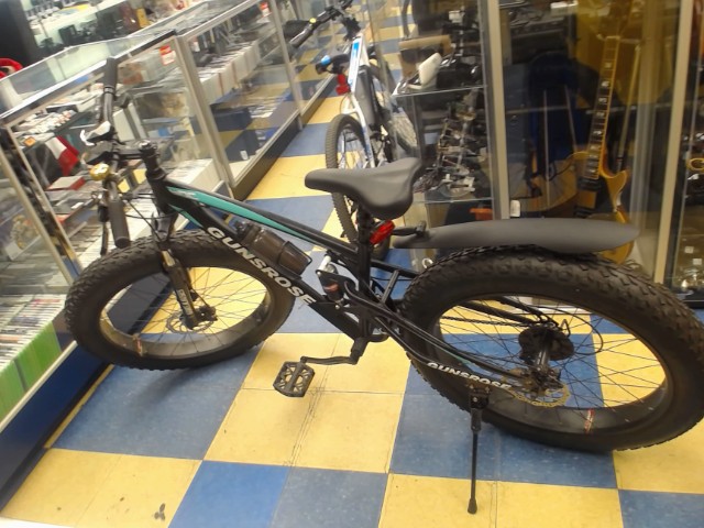 Fat bike noire et turquoise